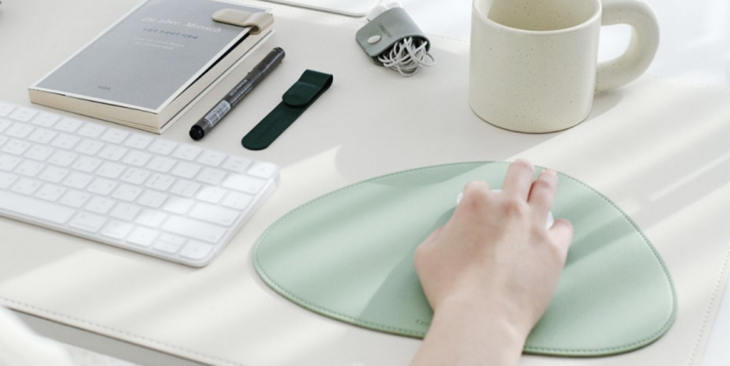 프레쉬민트 컬러 마우스패드 사용 연출샷, 깔끔한 화이트 데스크 환경