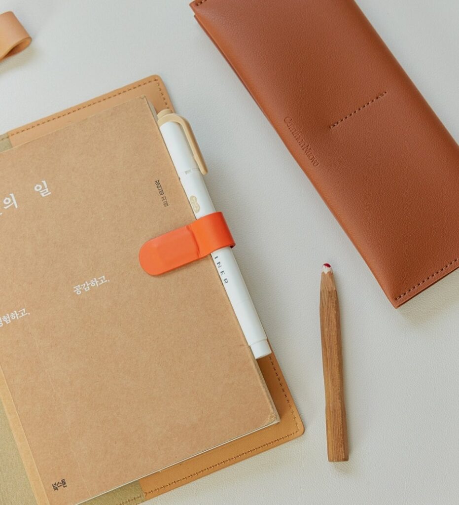 커먼누보 프리미엄 책갈피 사용샷,책갈피로 펜을 고정한 장면