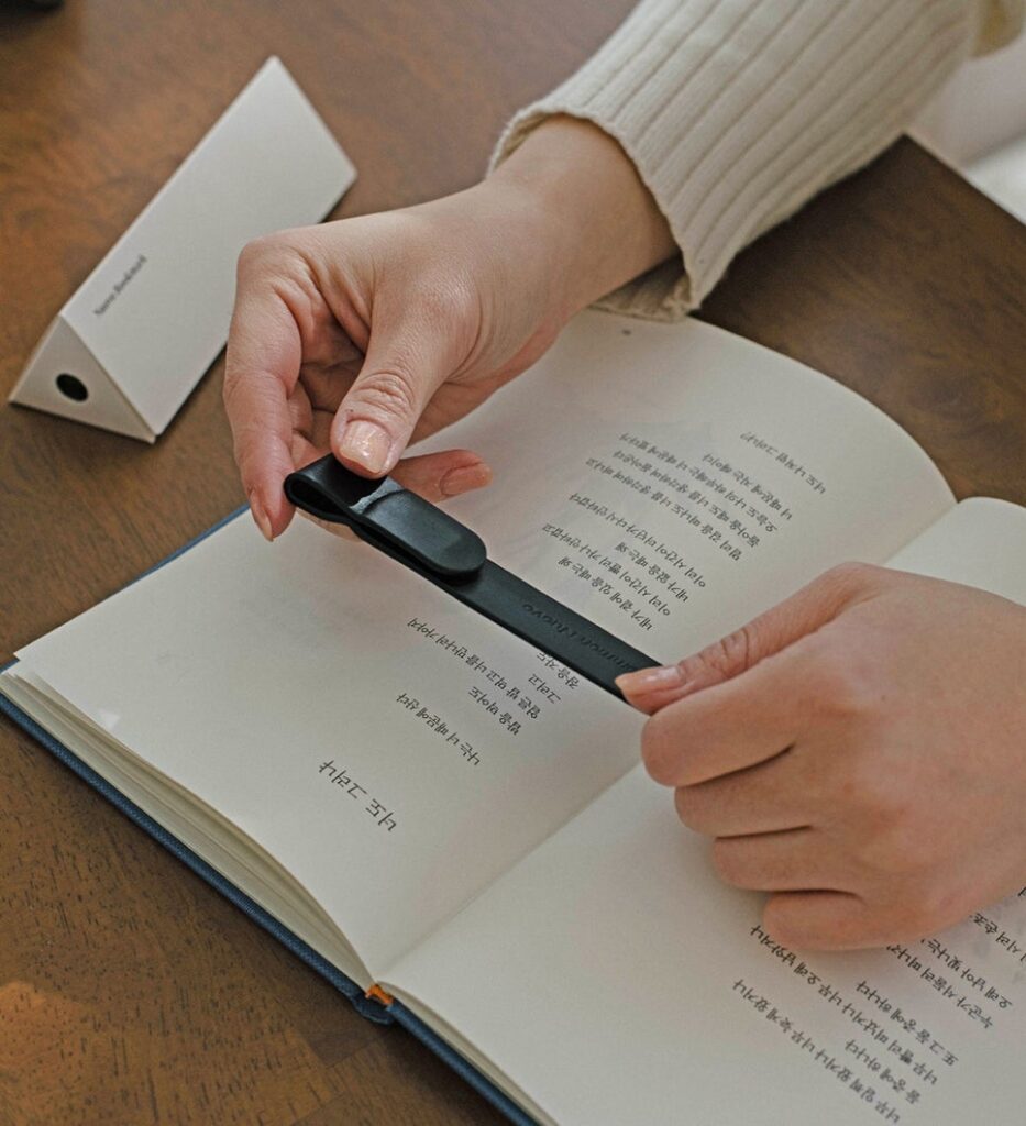 커먼누보 가죽 책갈피로 독서하는장면,독서용품추천