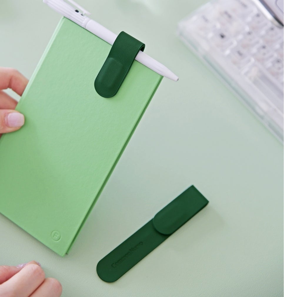 독서 중 페이지를 표시해주고 펜을 고정해주는 커먼누보 가죽 책갈피 