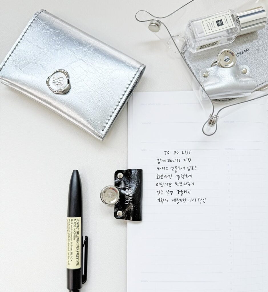 커먼누보 맥클립으로 페이지를 고정하고있는 모습,독서용품추천