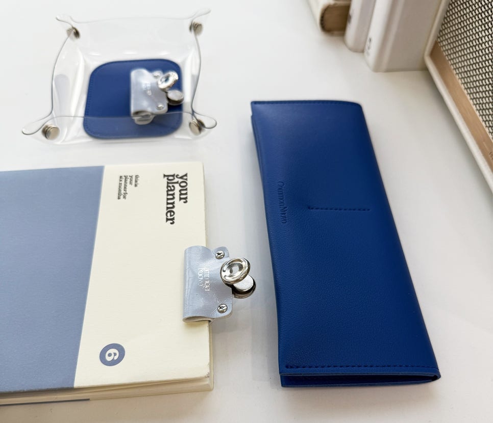 커먼누보 맥클립으로 페이지를 고정해주는 모습,맥클립 사용모습