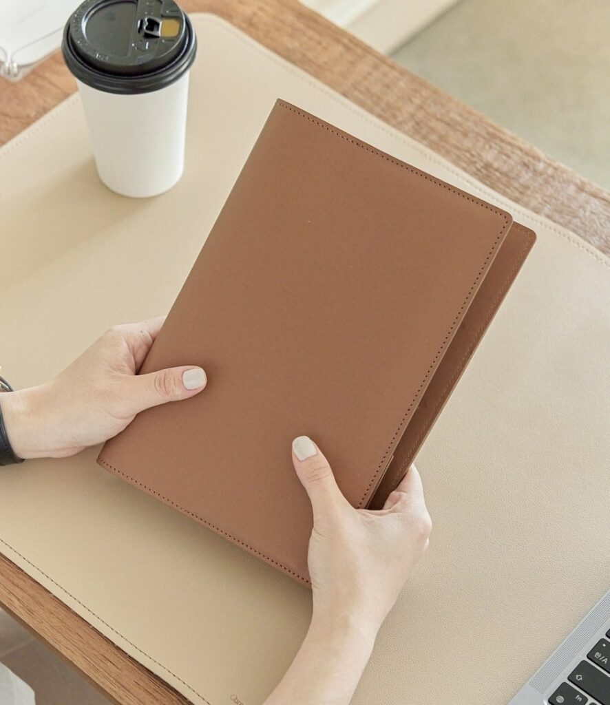 가죽 북커버로 책을 감싸 들고 독서하는 모습, 커먼누보 독서용품 송년회선