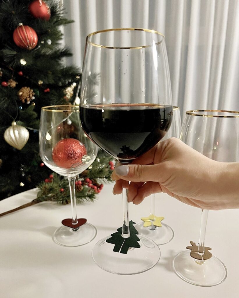 커먼누보 와인참 트리 와인잔에 착용한 장면