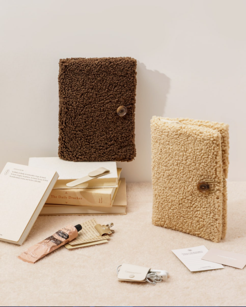 누보 플리스 북커버와 책, 문구 소품 감성 스타일링