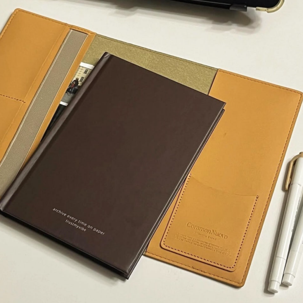 카드 수납이 가능한 누보 북커버 내부모습