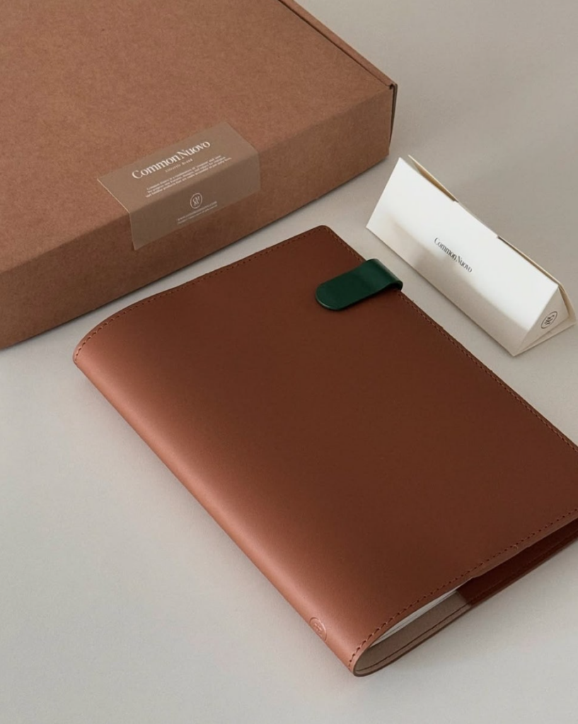 누보 북커버 모카브라운과 누보 책갈피 어반그린 책에 사용하고있는장면