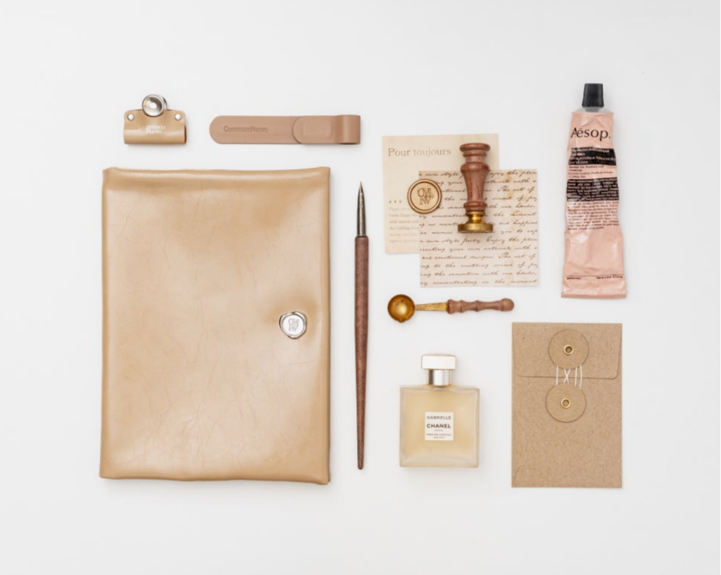 누보 글로시 북커버 브라운 연출샷